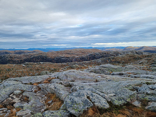 Utsikt nordover frå Skarpefjellsnakken. Her kunne eg skimte Storehesten, Blægja og resten av Heilefjellet
