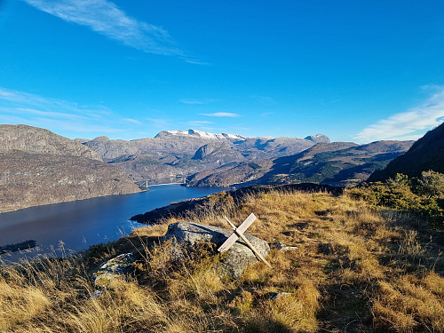 Utsikt nordøstover mot Dalsfjordbrua frå Skurveholten