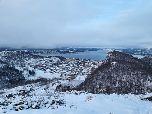 Utsikt frå Toppefjellet mot Toppenipa
