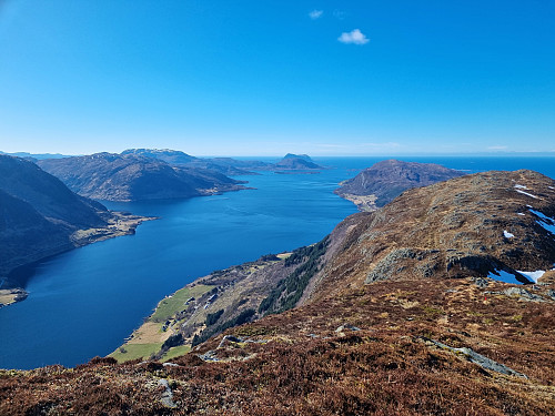 Stongfjorden. Utsikt på veg opp til Toreheia