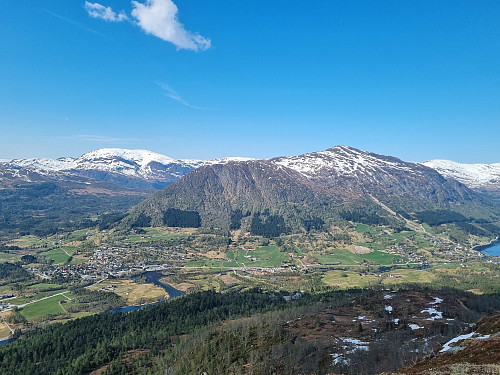 På veg nedatt med utsikt mot Tindefjellet