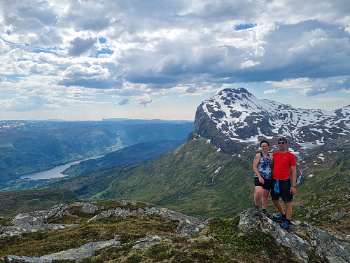 På toppen av Litlehesten med utsikt mot Dalsfjorden og Storehesten