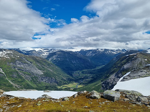 Toppen av Bolsetnipa. Med utsikt mot Stardalen og Snønipa
