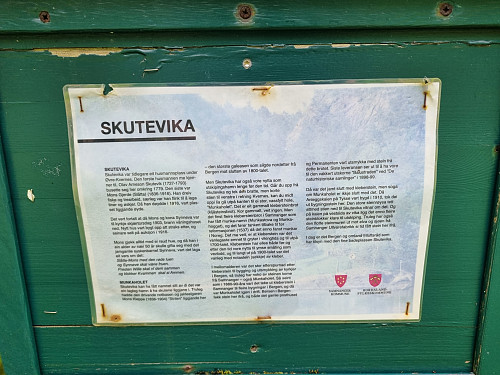 Både Skutevika og Hellenaustet hadde informasjonsskilt
