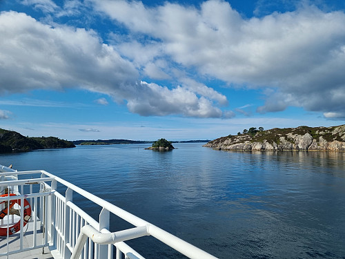 Tenk å få varme frå sola og heilt blikkstille fjord, nesten ikkje ei krumming på sjøen. 