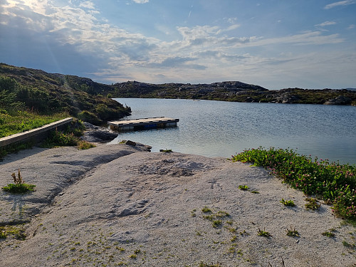 Ei litt skjerma badestrand med skjelsand: Smånipen.  