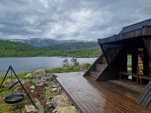Ved dagsturhytta. flott med grillplass