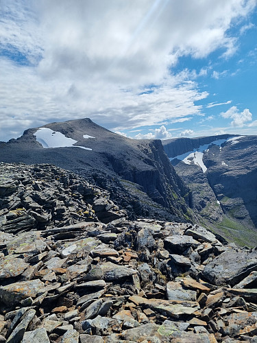 Tilbakeblikk på mektig fjell