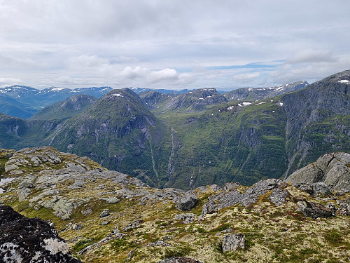 Utsikt frå Ytstekupa mot blandt anna Storefjell, Brekkefjell og Nipa
