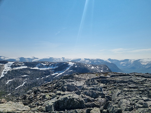 Utsikt frå toppen. Blandt anna mot Bjørgja og Jostedalsbreen
