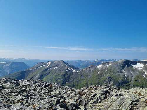 Utsikt frå toppen. Blandt anna mot Trollebotseggane