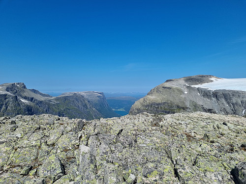 Utsikt frå toppen. Blandt anna mot Vora og Sanddalsvatnet
