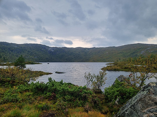 Skarsvatnet. Skratleheia i bakgrunnen