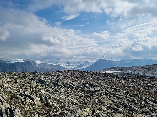 Frå toppen av Vora mot Myklebustbreen og Snønipa