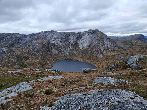 Utsikt frå ruta opp til Årnesholten mot Årnesstølen og Blåfjellet
