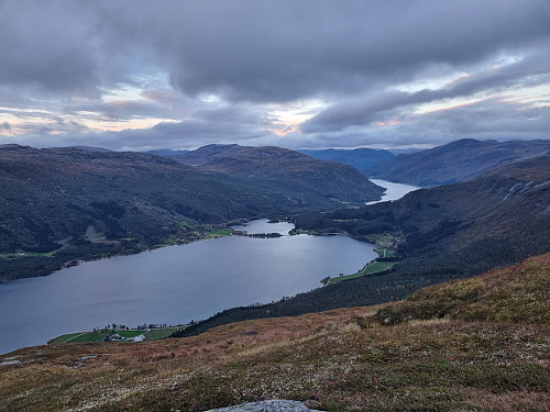Frå toppen av Årnesholten. Hestadfjorden og Viksdalsvatnet