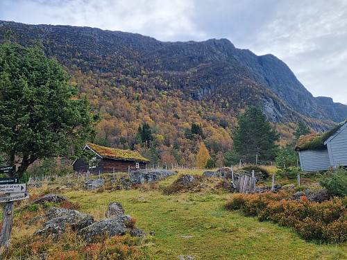 Ryssdalsstølen med Ryssdalshorn i bakgrunnen
