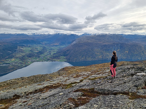 Frå toppen av Ryssdalshorn med utsikt mot Breimsvatnet og Breimsbygda