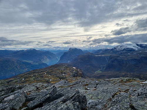 Frå toppen av Ryssdalshorn med utsikt mot Skjorta og Botnafjellet