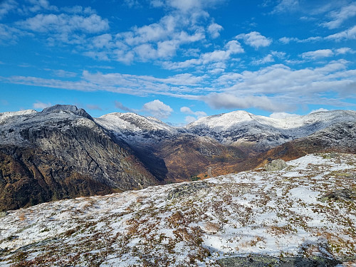 Nysnø på toppane. 