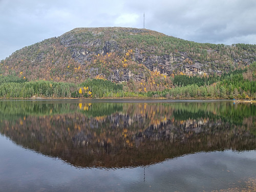 Blikkstille Bekkjavatn. Hafstadfjellet. 