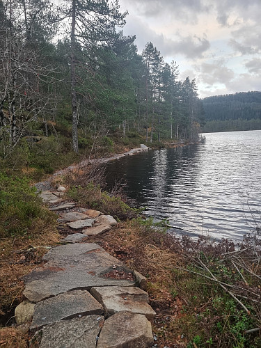 Like før vatnet går heilt opp til stien her.