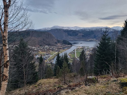 Naustdal sett frå Solsidevegen
