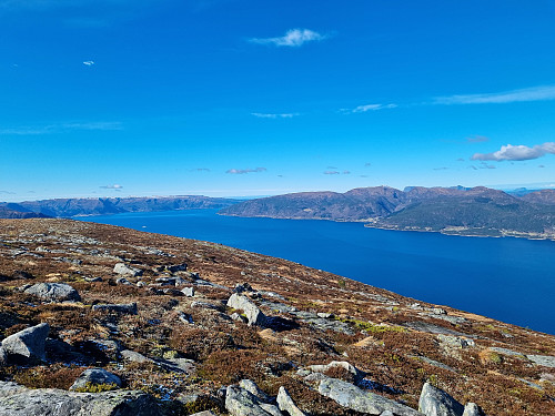 På veg ned frå Blåfjellet. Utsikt vestover