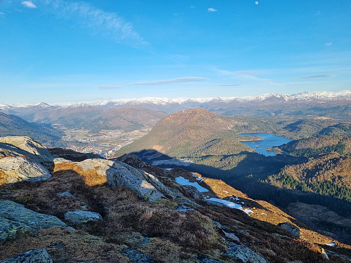 Førde og Bekkjavatnet sett frå Halbrendnipa