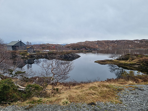 Idyllisk plassering av ei dagsturhytte