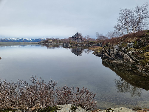 Idyllisk plassering av ei dagsturhytte