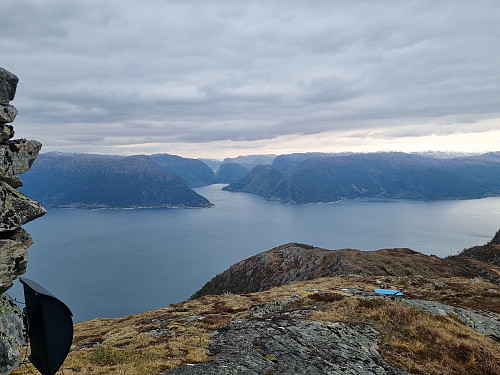 Utsikt mot Sognefjorden og Vadheim sett frå Åkrenipa
