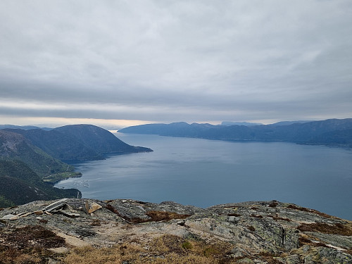 Utsikt mot Sognefjorden sett frå Åkrenipa