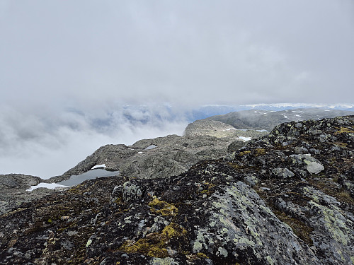 Utsikt frå toppen. Litt tåke i vegen. 