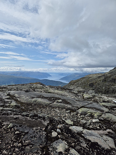 på veg nedatt frå Nummestolane. Sognefjorden i sikte. 