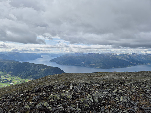 på veg nedatt frå Nummestolane. Utsikt mot Sognefjorden
