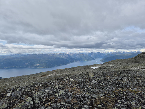 på veg nedatt frå Nummestolane. Utsikt mot Sognefjorden