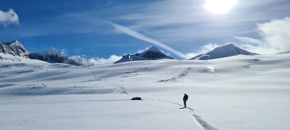 Ned på Sealggajàvri, med Storsteinsfjellet på bakgrunnen.