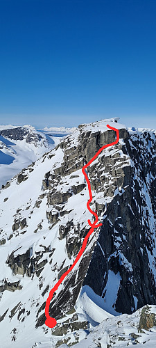 Ruta på cruxet, fra toppen, gjennom kaminen og to rappeller.