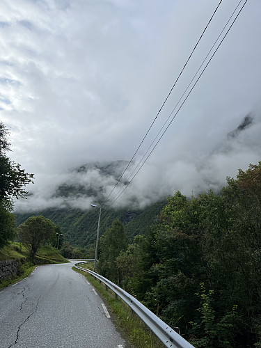 Udsigt til Keipen på vej indover Norangsdalen mod Skylstad. Skyerne lå tungt, men man kan ane den blå himmel igennem. Hvorfra jeg fik mine forhåbninger om at stige op over "det gråbølgede hav".