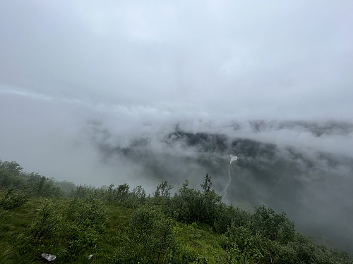Snart oppe i Ulvedalen. Skyerne løftede sig kortvarigt.