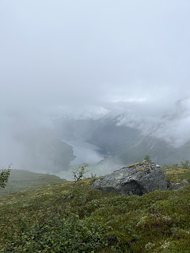 Skyerne letter selvfølgelig på vej ned. Norangsfjorden i sigte.