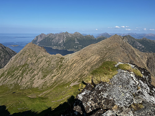 Fra toppen av Selvågtind med Vindhamran i bakgrunnen|
[[image:Svense_20250316_67d6aead43205.jpeg|Cara. 