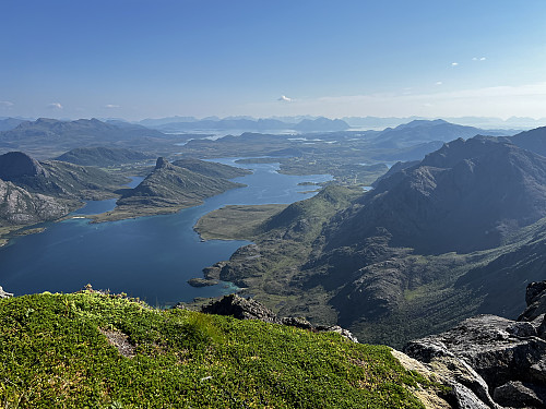 Utsikt fra Selvågtind, innover Malnesfjorden med Skata i bakgrunnen