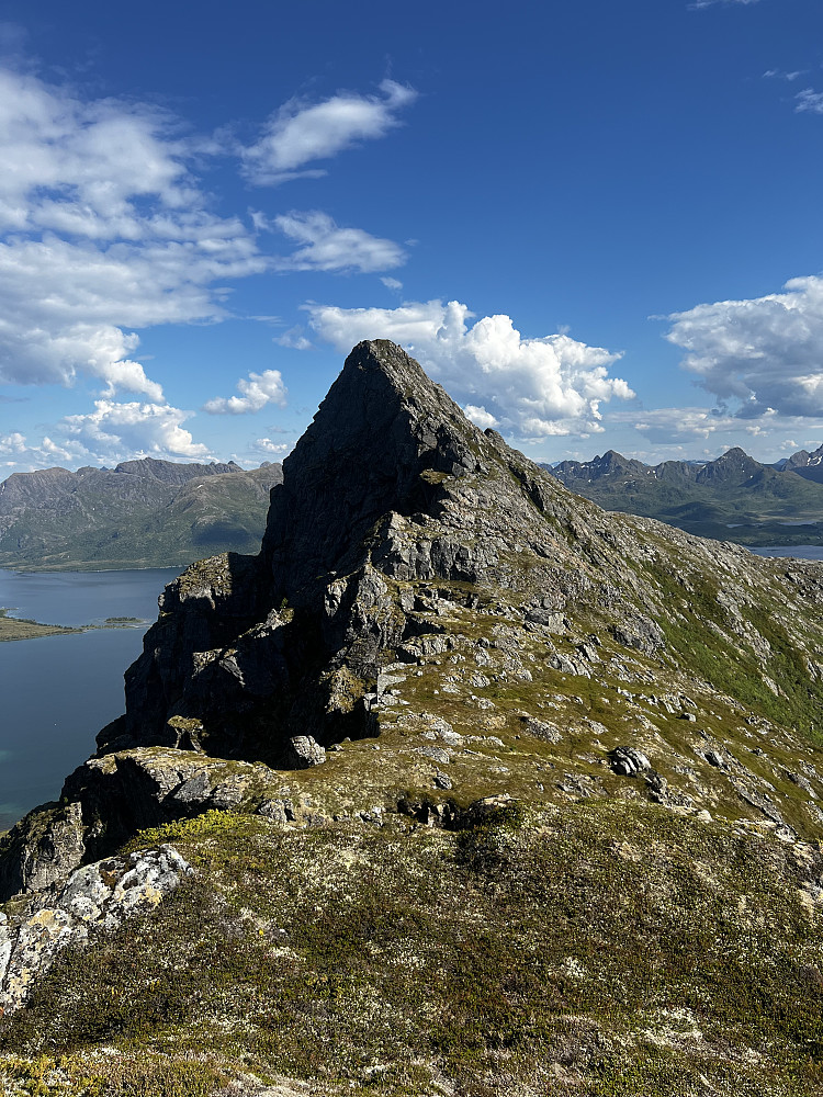 Trollet sett fra nord. Går greit å klatre opp på høyre side, som ligger i sola på bildet.