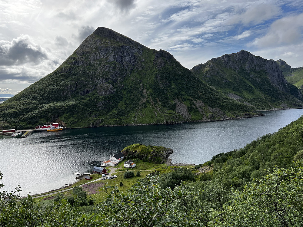 Parkeringsplassen nede ved sjøen. Straumberget i bakgrunnen