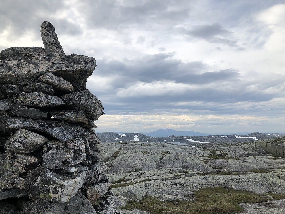 Varden på Middagsfjellet, med Heimdalhaugen i det fjerne.
