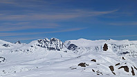 Torfinnstindane lokker der fremme, utsikt fra sørvest fra djupebotten 