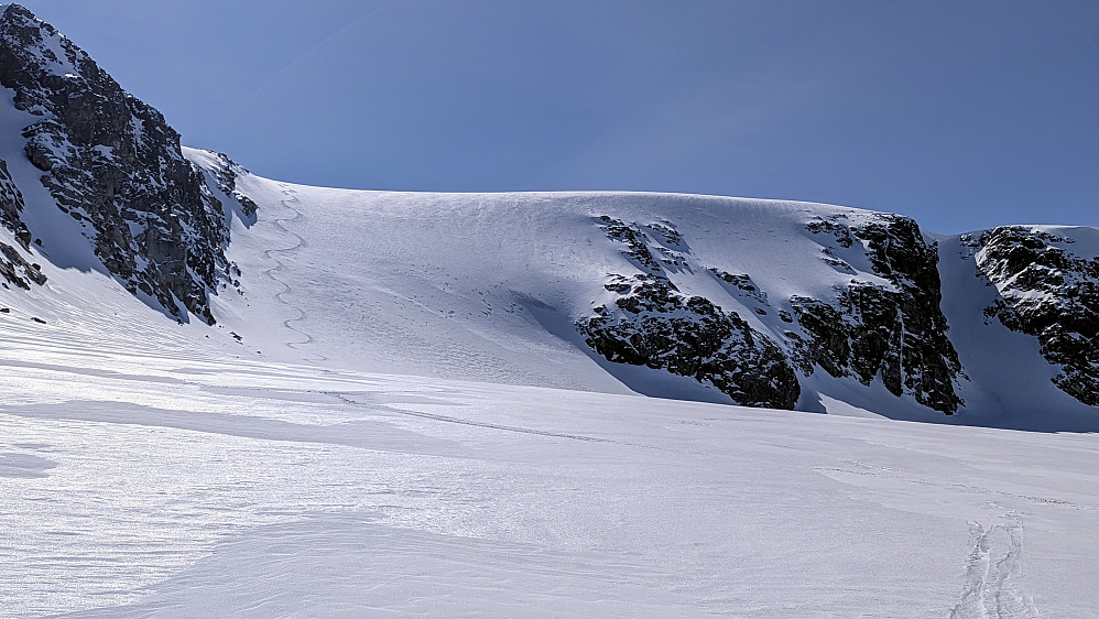 Førstesporet ned den nordvendte breen i dag, 10 cm tørrsnø oppå hardt. Litt bunden i toppen. Hardt på breflata.