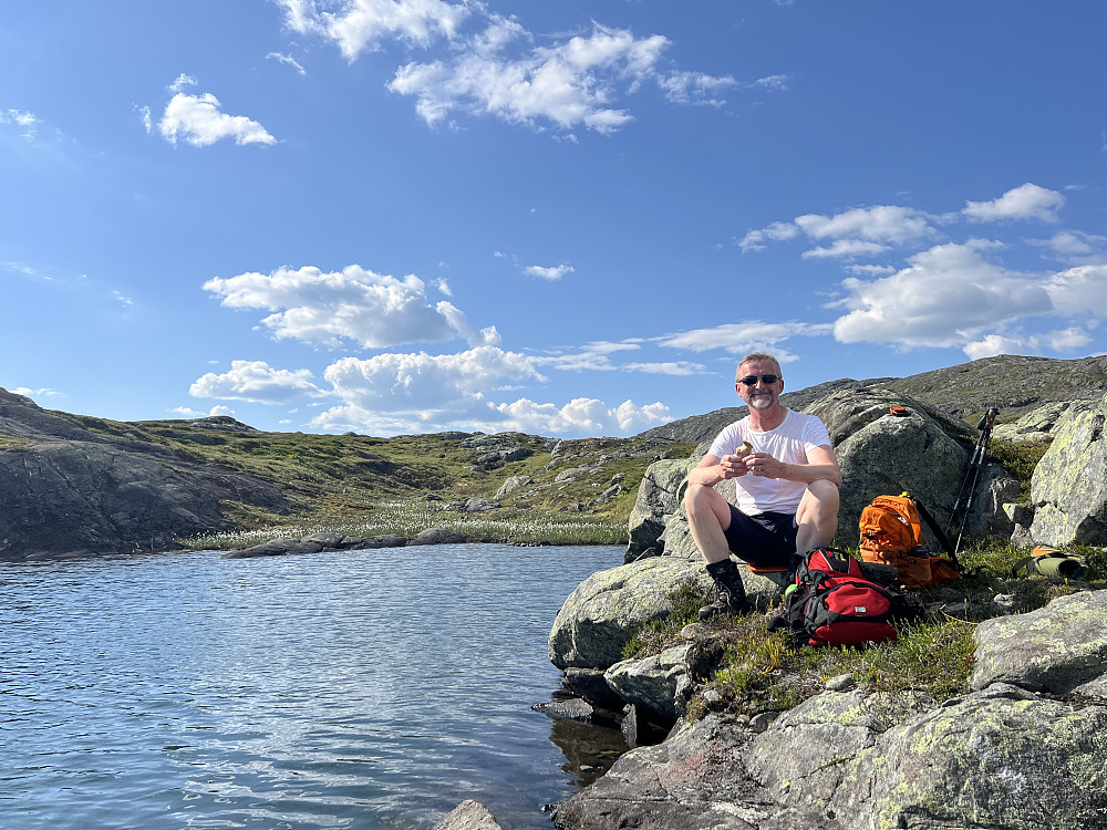 Det midterste av 3 små vann på ca 960 moh på vei opp mut Ruten. Ca 100m langt og 50m bredt, fin dybde for stuping
